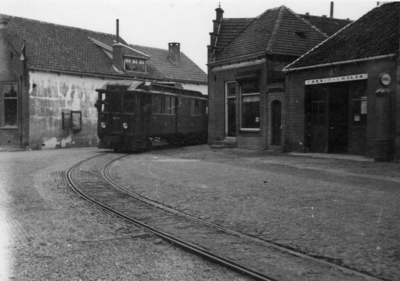 BUR-0257 Haamstede. Hoek Noordstraat / Weststraat. Een R.T.M.-tram (M 73) rijdt de Noordstraat op.
