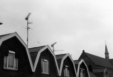 BUR-0386 Haamstede. Weststraat 10 tot en met 16. TV-antennes op de daken