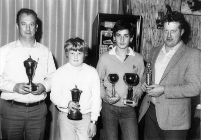 BUR-0410 Burgh. De prijswinnaars 1982 van Hengelsportvereniging de Krabbe in Café de Westhoek aan de Weeldeweg. Namen bekend