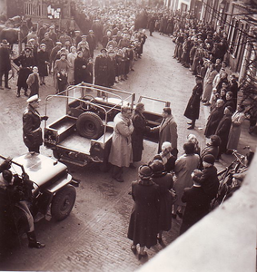 BUR-0423 Haamstede. Ring. Watersnoodramp 1953. Burgemeester Röell van Haamstede ontvangt koningin Juliana. Links van ...