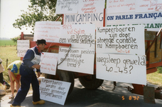 BUR-0513 Burgh-Haamstede. Actie bij Camping Luchtenburg van W.P. de Vrieze. Actie gericht op het beleid van de gemeente ...