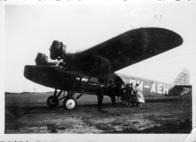 BUR-0546 Haamstede. Torenweg. Vliegveld Haamstede. Tweemotorig Fokker F VIIIa, met de registratie PH-AEH, met Wight ...