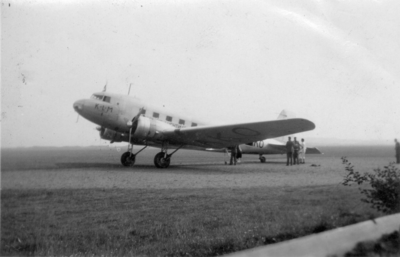 BUR-0547 Haamstede. Torenweg. Vliegveld Haamstede. De PH-AKO (Oeverzwaluw) een Douglas DC-2-115E.