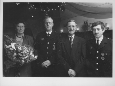 BUR-0557 Haamstede. Gemeentehuis. H. Tees (burgemeester Westerschouwen) en twee jubilarissen van de brandweer: links P. ...