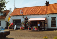 BUR-0577 Burgh. Hogeweg 12. Woning, winkel en (daarachter) de herenkapsalon van kapper Henk Kosters.