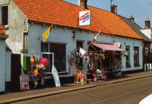 BUR-0578 Burgh. Hogeweg 12. Woning, winkel en (daarachter) de herenkapsalon van kapper Henk Kosters.