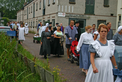 BUR-0670 Burgh. (Voormalige) gemeentewerkplaats Burghseweg. Burghse dag 2011. Onder meer leden van de ...