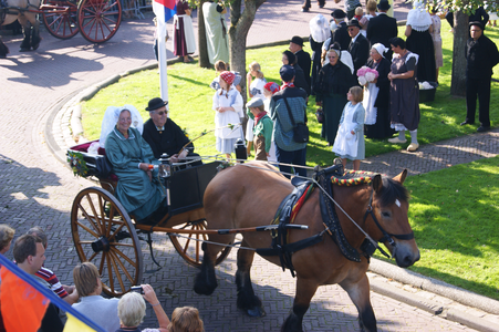 BUR-0807 Burgh. Burghsering. Burghse dag. Optocht van versierde sjeesjes