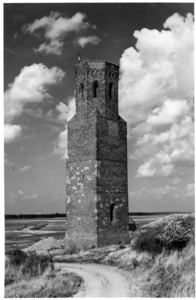 BUR-0877 Koudekerke. Plompetorenweg. Plompe Toren. De toren bleef over van het voormalige dorp Koudekerke, dat door ...