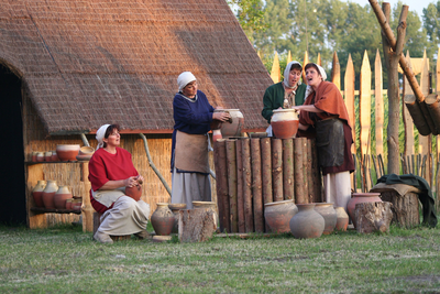 BUR-1360 7. De pottenschuursters Childela, Menika, Yrsa,en Ilfrid weer aan het werk bij de waterput in de nederzetting ...
