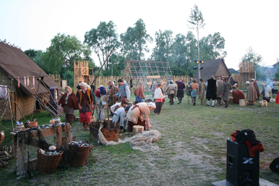 BUR-1361 8. In het dorp Scalden is iedereen aan het werk. Mannen knopen met behulp van touw losse balken vast aan de ...