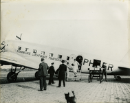 BUR-1400 Haamstede. Torenweg. Vliegveld Haamstede. PH-AKR, een Douglas DC 2 -115E, de Rietvink is geland op vliegveld ...