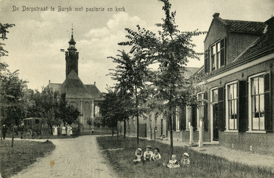 BUR-1426 De dorpstraat te Burgh met pastorie en kerk. Burgh. Kerkstraat. Tijdens Eerste Wereldoorlog. In de kerktoren ...