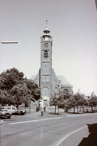 BUR-1428 Burgh. Burghsering. Nederlands Hervormde kerk met perenbomen, gezien vanuit de Hogeweg