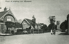 BUR-1437 Burgh, de straatweg naar Haamstede. Burgh. Burghseweg. Met op de achtergrond de watertoren van het tramstation ...