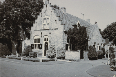 BUR-1440 Haamstede. Sluispad. Huize Het Anker Voor 1900 een oude boerenwoning. Tot de tweede wereldoorlog eigendom van ...