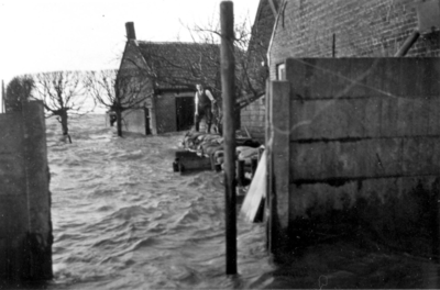 D-0001 Ouwerkerk. Westslop. Zandzakkendam onder aan het Westslop. Op de achtergrond de woning van de familie de Oude. ...