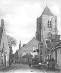 D-0024 Ouwerkerk. Zuidstraat, naar de Ring toe. Links was het postkantoor van C. Hoogerland gevestigd, kort daarna ...