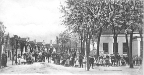 D-0025 Ouwerkerk. De Noordzijde van de Ring, vanaf het midden naar het oosten gezien. Rechts staat het schoolgebouw, in ...