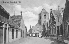 D-0034 Ouwerkerk. Zuidstraat van halverwege naar de Ring gezien. V.l.n.r.: de dochters van metselaar-herbergier Slager, ...