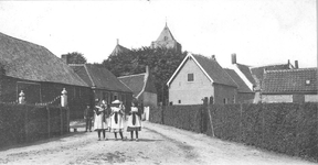 D-0037 Ouwerkerk. Oostslop. Op de achtergrond boven de bomen, de kerk en de toren, gezien vanuit het oosten. De woning ...