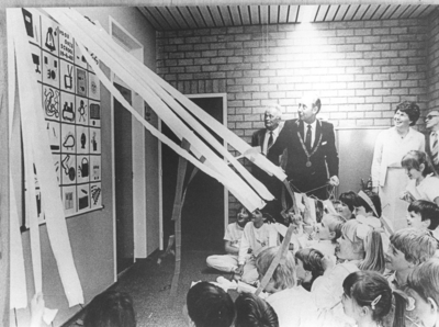 D-0049 Sirjansland. Opening van de verbouwde school op 19-04-1985, door burgemeester Van Bommel (met rechts zijn ...