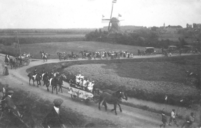 D-0053 Sirjansland. Lageweg, hoek Dillingsweg. Optocht, richting landbouwhaven De Staart, t.g.v. viering 100 jaar ...