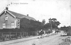 D-0066 Sirjansland. Achterweg (nu Lageweg) Woonhuis van het hoofd van de openbare lagere school; was aan de school gebouwd.