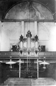 D-0129 Ouwerkerk. Interieur van de oude kerk, van de preekstoel naar het orgel toe. Onder het orgel waren ...