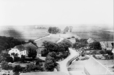 D-0163 Ouwerkerk. Panorama vanaf de oude toren naar het westen. In het midden loopt de Straatweg ( Strae'pad ). De ...