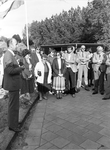 D-0179 Ouwerkerk. Haneweg. Opening openbare lagere school / kleuterschool 't Stoofje . Links burg. J. van Bommel.