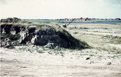 D-0202 Ouwerkerk. Links in het midden het restant van de oude dijk, met de (latere) Weg van de Buitenlandse Pers ...