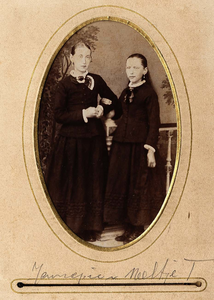 D-0253D Ouwerkerk. Links: Adriana Pieternella Timmermans, geb. Ouwerkerk 27 januari 1870. Echtg. van David van de Velde ...