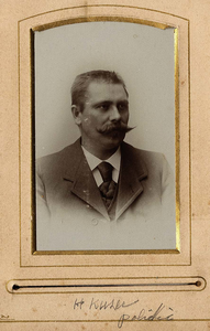D-0257C Ouwerkerk. Hendrik Kuzee, geb. Heinkenszand 17 februari 1865. Veldwachter op Ouwerkerk, c. 1897-1903.