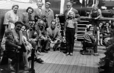 D-0271A Oosterland. Afscheid van de Hongaarse vluchtelingen op het passagiersschip de Johan van Oldenbarneveldt in de ...