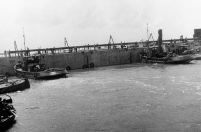 D-0274C Nieuwerkerk / Stevensluis. Sluiting van het dijkgat.