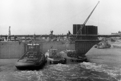 D-0275A Nieuwerkerk / Stevensluis. Sluiting van het dijkgat.