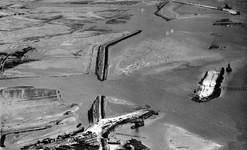 D-0286 Ouwerkerk. Luchtfoto, genomen tijdens het dijkherstel in 1953. Onderaan, iets links van het midden, van ...
