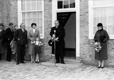 D-0303A Ouwerkerk. Opening van het Dorpshuis door Comm. v.d. Kon. De Casembroot, die in de deuropening staat en een ...