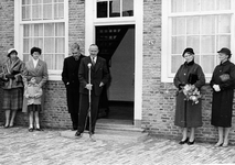 D-0303B Ouwerkerk. Opening van het Dorpshuis door Comm. v.d. Kon. De Casembroot, die in de deuropening staat en een ...