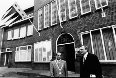 D-0326 Nieuwerkerk. Kerkring. Voor het gemeentehuis van Duiveland. Links, met ambtsketen, burgemeester Bergshoef.