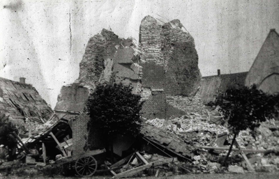D-0349 Ouwerkerk Oorlogsbeschadigingen van het centrum van het dorp. Rechts de kerk, in het midden de verwoeste toren ; ...