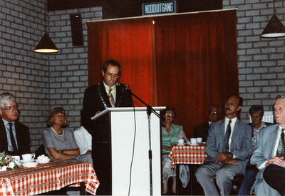 D-0403 Nieuwerkerk. Dorpshuis. Afscheid van burgemeester A. Bergshoeff, burgemeester van Duiveland (1987-1994)