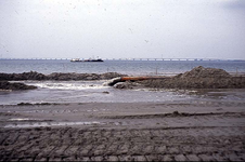 D-0434 Duiveland. De zuidkust van Duiveland, met gezicht op de Zeelandbrug. Zandopspuiten bij het 'strandje' van Ouwerkerk.