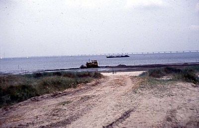 D-0441 Ouwerkerk. Werkzaamheden betr. zandopspuiting aan het 'strandje'. Op de achtergrond de Zeelandbrug.