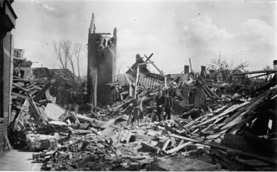 D-0456 Oosterland. Torenplein. De verwoesting die door een Engels luchtbombardement in januari 1945 teweeg werd ...