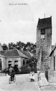 D-0524 Oosterland. Torenplein. Op de achtergrond links de gemeentesecretarie en rechts de laat 14e eeuwse kerktoren met ...