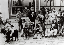 D-0627 Sirjansland. Dierendag 1976. Groepje kinderen met eigen huisdieren, v.l.n.r.achterste rij N.N., Conny Poot, ...