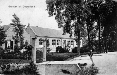 D-0628 Oosterland. Groene Poort. De school, met ernaast de woning van de hoofdonderwijzer.