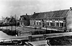 D-0635 Oosterland. Groene Poort. Rechts de Christelijke school, links de openbare school. De woning is van het hoofd ...